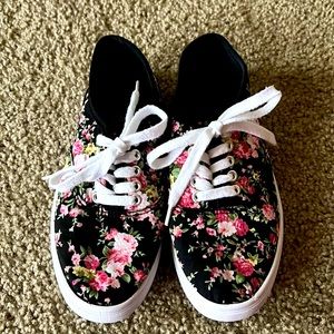 Floral Sneakers! Size 6!